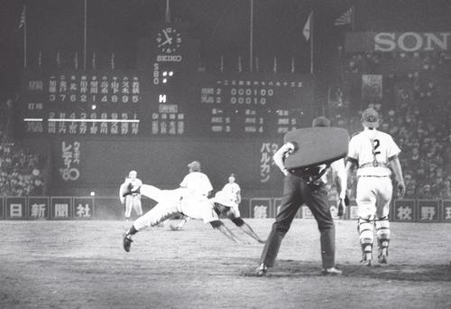 79年夏の甲子園、星稜戦の延長18回裏に箕島は上野の安打で二塁から辻内が生還しサヨナラ勝ち