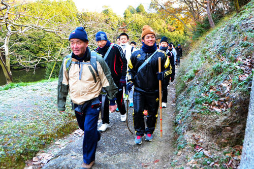 14年2月、野球部員を率いて和歌山県高野町の町石道を歩く高嶋監督（左）