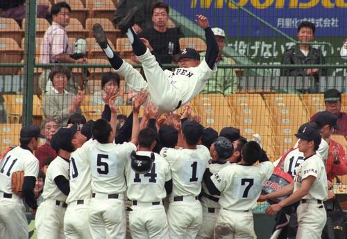 98年センバツ準決勝で横浜に敗れた後に胴上げされたPL学園・中村監督
