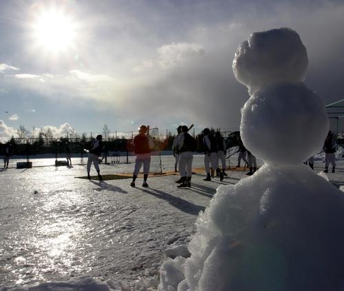 05年1月、雪が残り、ピカピカに凍ったグラウンドで練習する駒大苫小牧の選手たち