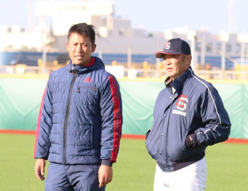 西部ガスの新球場でコーチと話し合う香田誉士史監督（右）