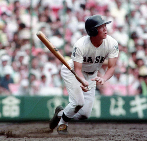 89年夏の甲子園2回戦、神戸弘陵戦で右翼へソロ本塁打を放つ佐賀商・香田