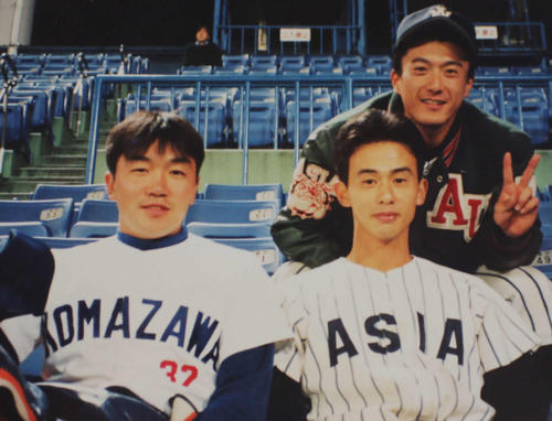 大学最後のリーグ戦を終えた香田（左）。右上は亜大の入来祐作投手、右下は亜大の森田剛史
