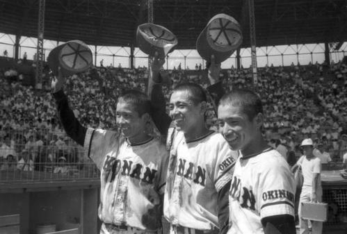 68年夏の甲子園2回戦、岐阜商を破った興南の左から我喜屋優中堅手、上原直樹右翼手、長田高吉三塁手