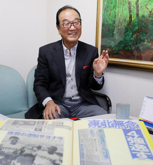 監督時代の新聞等を広げ思いを語る国学院大竹田利秋総監督