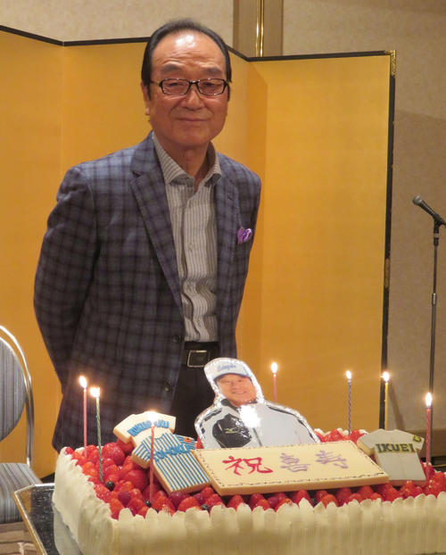 竹友会で喜寿のケーキを前に笑顔の竹田利秋氏（2018年1月）