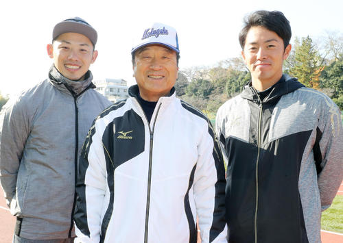 17年12月、国学院大の教え子である日本ハム矢野謙次（左）、ヤクルト谷内亮太（右）と