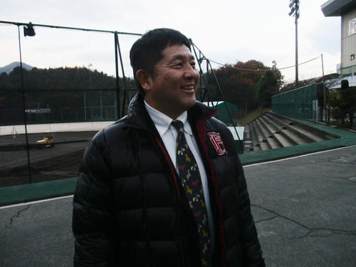グラウンドを背に笑顔を見せる広陵・中井監督（撮影・磯綾乃）