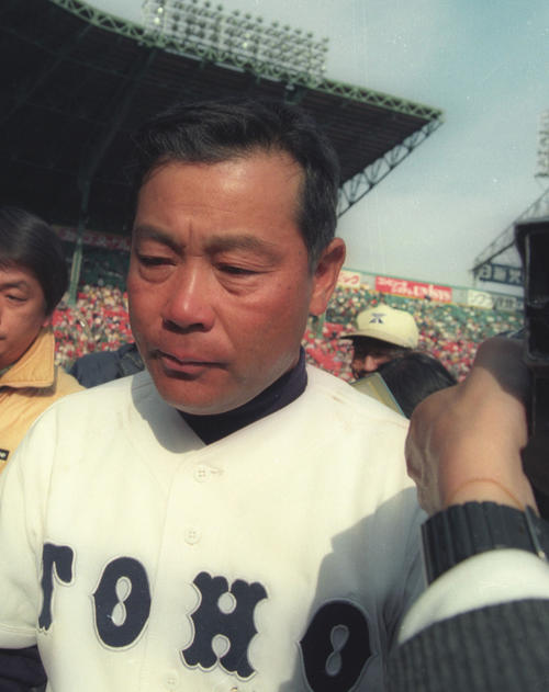 89年センバツで優勝し、取材を受ける阪口監督