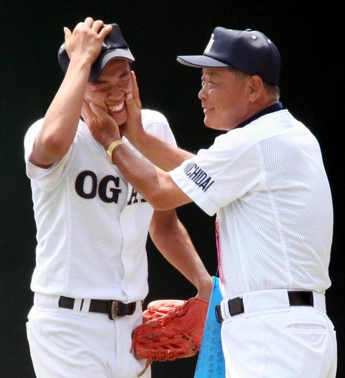 2007年岐阜大会決勝、阪口監督（右）がエース森田貴之のほっぺを手ではさむ