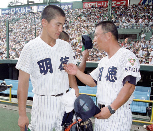 92年夏の甲子園で星稜・松井に5敬遠の指示を出した明徳義塾・馬淵監督（右）は投手の河野に声をかける