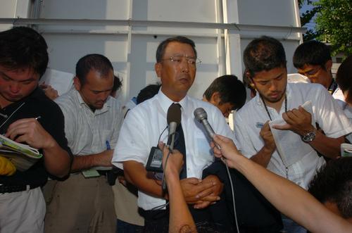 05年夏の甲子園で明徳義塾は出場辞退となり馬淵監督（中央）は取材に応じる