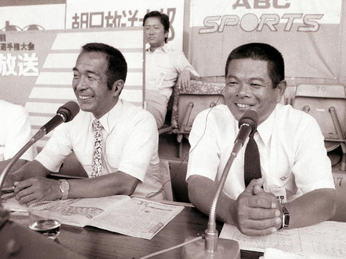 85年8月、テレビ放送で解説をする星稜・山下智茂監督(左)と箕島・尾藤公監督