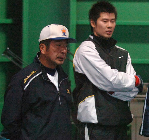 06年、星稜で自主トレを行ったオリックス山本省吾（左）と話す山下監督