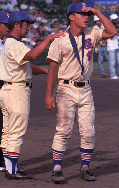 95年夏の甲子園、準優勝の星稜・三浦捕手（右）は場内一周で歩けなくなり、山下監督から慰められる