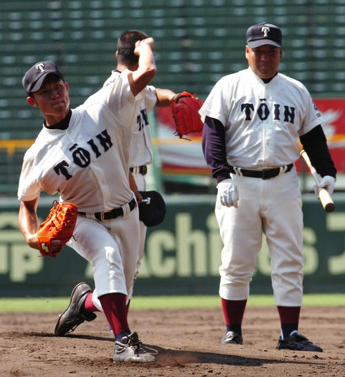 05年夏の甲子園練習で辻内（左）の投球を見守る西谷監督