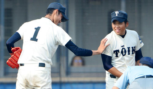 12年大阪大会決勝の8回、先発の藤浪（左）から激励される2番手の沢田