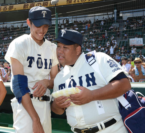 12年夏の甲子園準々決勝、天理戦で1失点完投勝利の藤浪（左）は西谷監督とひそひそ話