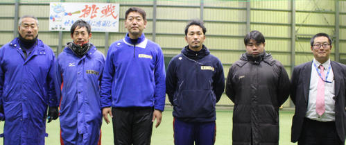 高崎健康福祉大高崎の青柳監督（左から3人目）とコーチ陣、チームスタッフ