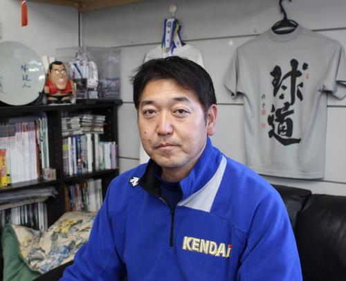 監督室で取材に応じる高崎健康福祉大高崎・青柳監督