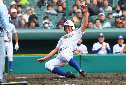 2012年選抜高校野球、天理戦の7回表、健大高崎無死一塁、秋山の左中間への安打で一塁から一気に生還する小林