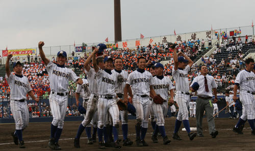 11年7月、群馬大会で初優勝し、笑顔で声援に応える高崎健康福祉大高崎ナイン