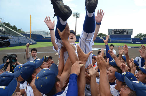14年7月、群馬大会で優勝した高崎健康福祉大高崎ナインは青柳監督を胴上げする