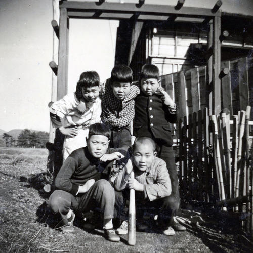 渡辺元智氏（後列中央）小学3年生の時。祖母宅近所の畑の中での一枚、畑や田んぼで友だちと野球を始めた頃