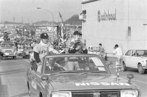 73年4月、センバツ初出場初優勝を飾り、新横浜駅からオープンカーでパレードをする渡辺監督（左）と高橋主将（右）
