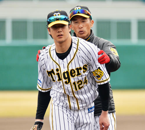 横田慎太郎を指導する矢野燿大２軍監督（２０１８年２月１６日撮影）