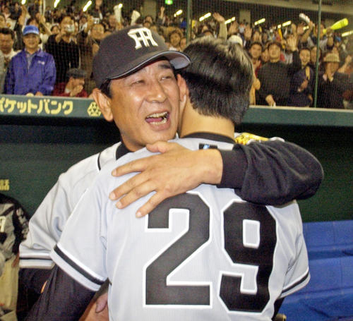 巨人打線を６安打に抑え、開幕戦完投勝利を納めた阪神井川慶を抱きしめて喜ぶ星野仙一監督（２００２年３月３０日撮影）