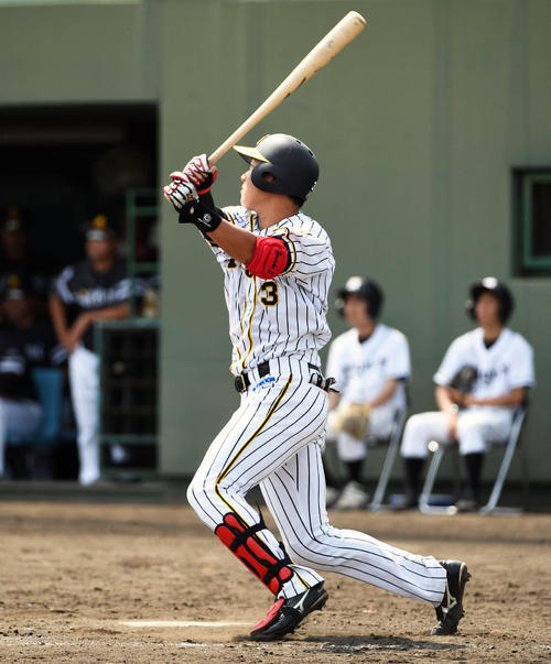 ２軍ソフトバンク戦で大山悠輔は右越えにソロ本塁打を放つ（２０１８年６月２８日撮影）