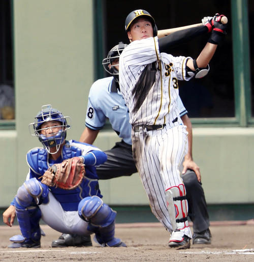 ２軍中日戦で左越え本塁打を放つ大山（２０１８年７月９日撮影）