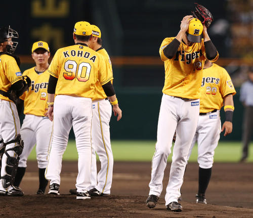 広島戦に先発するも１回１死しか奪えず３失点で降板する藤浪晋太郎（手前右）（２０１８年７月２６日撮影）