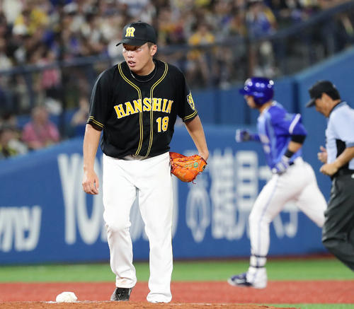 ＤｅＮＡ戦でソト（後方）に勝ち越しの本塁打を打たれた阪神先発の馬場皐輔(2018年８月12日撮影)