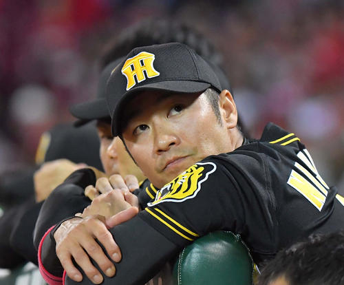 退団を発表した当日の試合で、出場せず終了を迎えた西岡剛（2018年10月2日撮影）