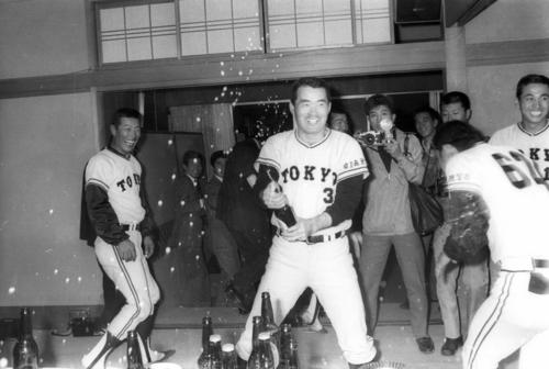 V8を達成し、宿舎でビールかけをする長嶋茂雄(1972年10月28日撮影）　