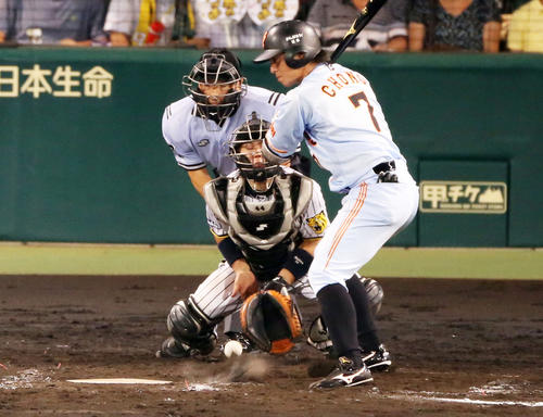 ワンバウンドを止める阪神梅野隆太郎