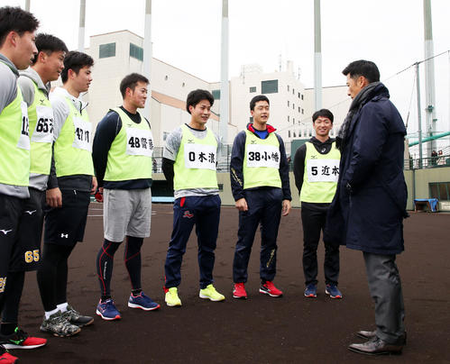 新人合同自主トレを視察しドラフト1位近本（右から2人目）らに声を掛ける矢野燿大監督（2019年1月10日撮影）