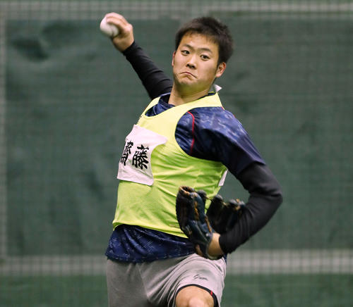投球練習を行う斎藤友貴哉（2019年1月20日撮影）