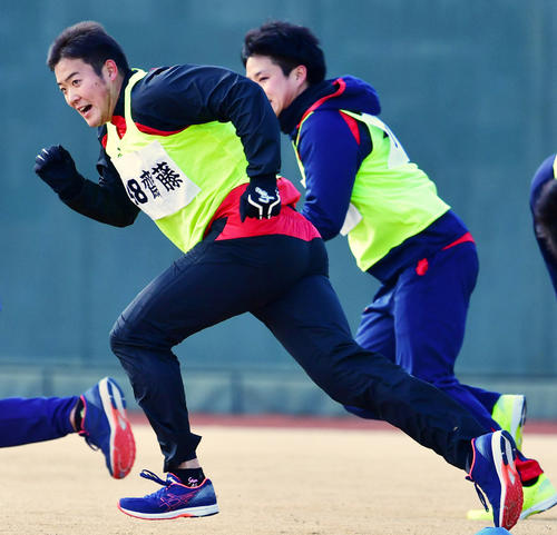 新人合同自主トレでダッシュする阪神斎藤友貴哉（2019年1月9日撮影）