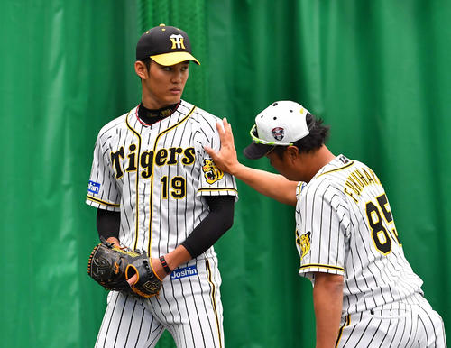 福原忍コーチ(右)の指導を受けながら居残り練習をする藤浪晋太郎