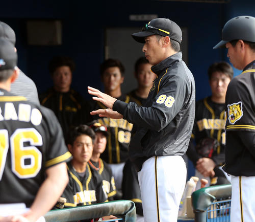 試合後の反省会で選手に話をする矢野燿大監督(2019年2月23日撮影)