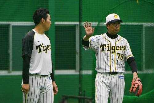 平田勝男コーチ(右)の指導を受ける大山悠輔(2018年9月26日撮影)