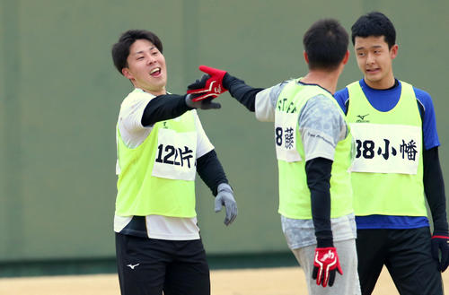 新人合同自主トレの3000メートル走を終え引きあげる片山雄哉（左）ら(2019年1月10日撮影)