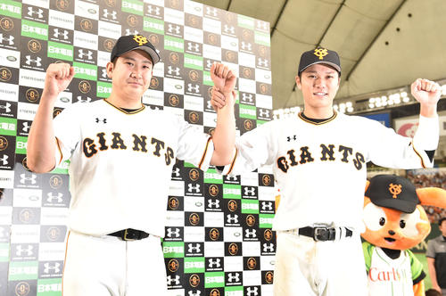 ６日、広島に快勝しお立ち台でガッツポーズする巨人菅野（左）と坂本勇（撮影・鈴木みどり）