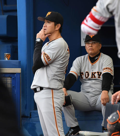 DeNA対巨人 ベンチで戦況を見守る巨人高橋監督(左)。右は村田ヘッドコーチ(撮影・鈴木みどり)