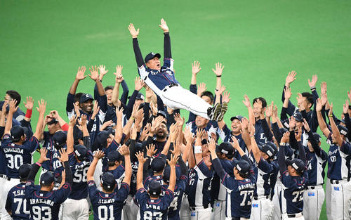 日本ハム対西武　優勝を決め、ナインから胴上げされる西武辻監督（撮影・鈴木みどり）