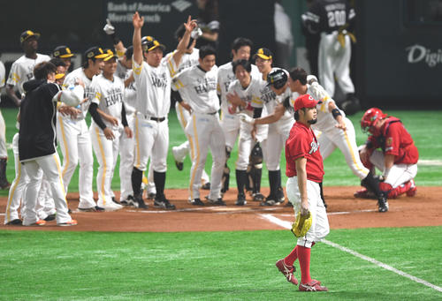 ソフトバンク対広島　10回裏ソフトバンク無死、柳田にサヨナラ本塁打を浴びた広島中崎（手前右）はうなだれながら引き揚げる（撮影・今浪浩三）