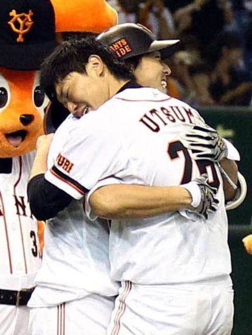 11年10月、横浜戦で、9回裏にサヨナラ満塁本塁打を放った長野（左）に抱きつく内海